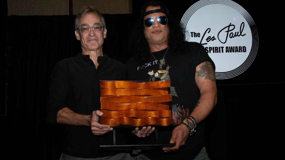 Slash recibe el Les Paul Spirit Award 2026 junto a Michael Braunstein
