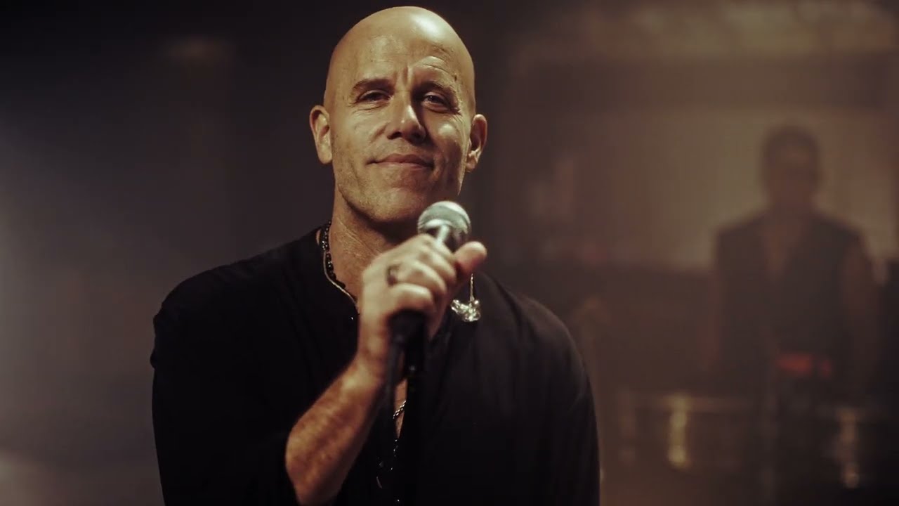 Gian Marco en el video oficial de "Deja Que Te Rompa el Corazón"