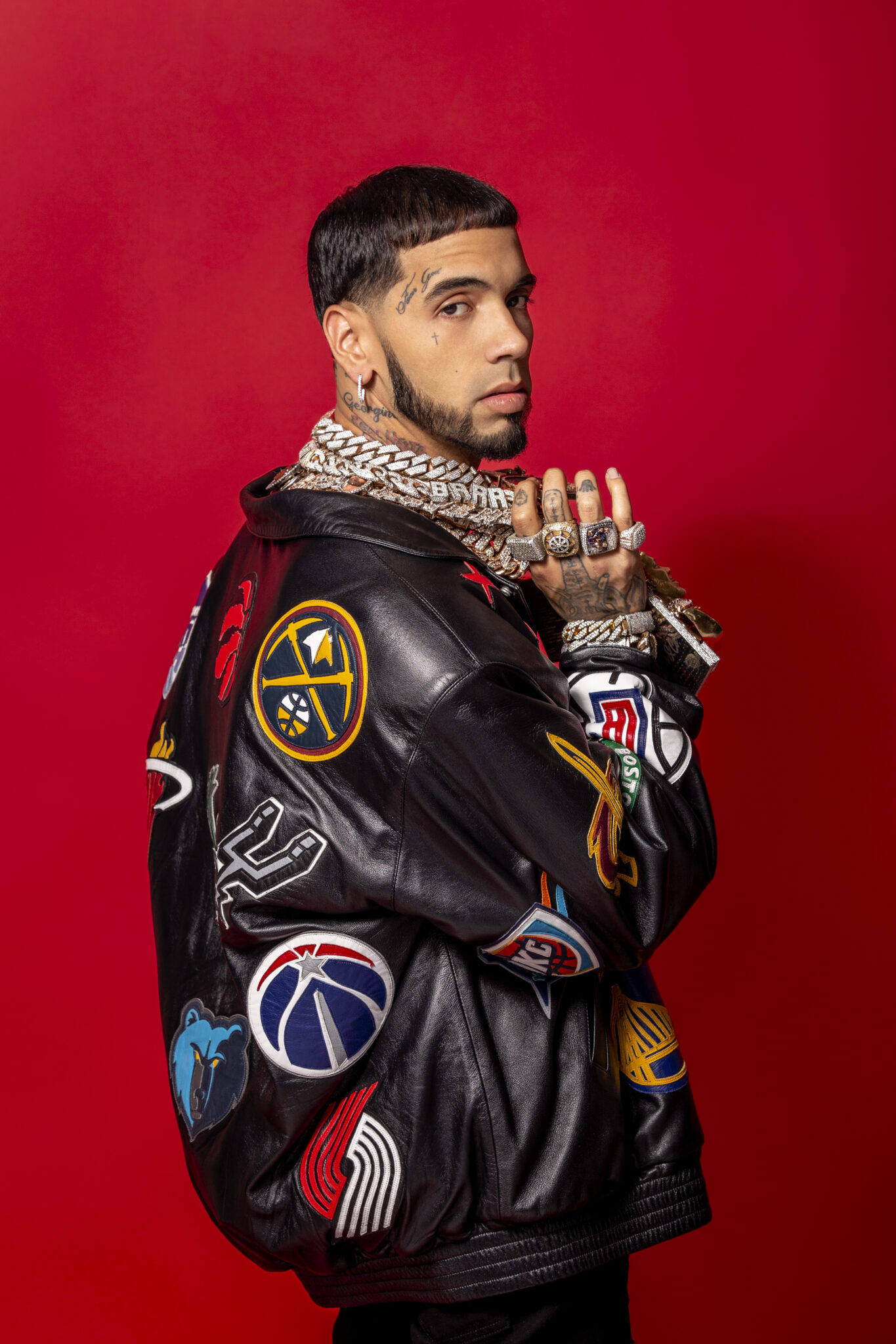Anuel AA en sesión fotográfica promocional